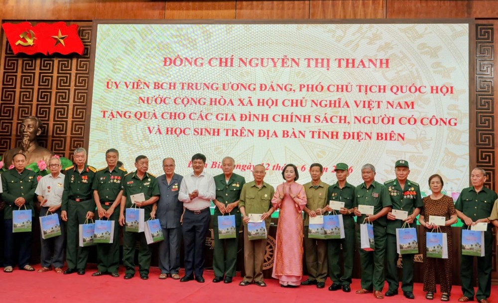 Phó Chủ tịch Quốc hội Nguyễn Thị Thanh trao quà cho gia đình chính sách và học sinh tại Điện Biên - ảnh 3