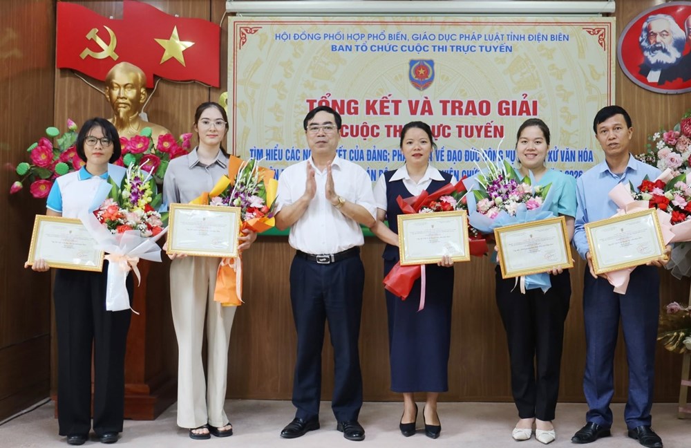Trao giải Cuộc thi tìm hiểu các nghị quyết của Đảng và pháp luật về đạo đức công vụ - ảnh 1