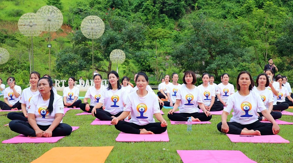 Sôi nổi hoạt động hưởng ứng Ngày Quốc tế Yoga tại cao nguyên Mộc Châu - ảnh 2