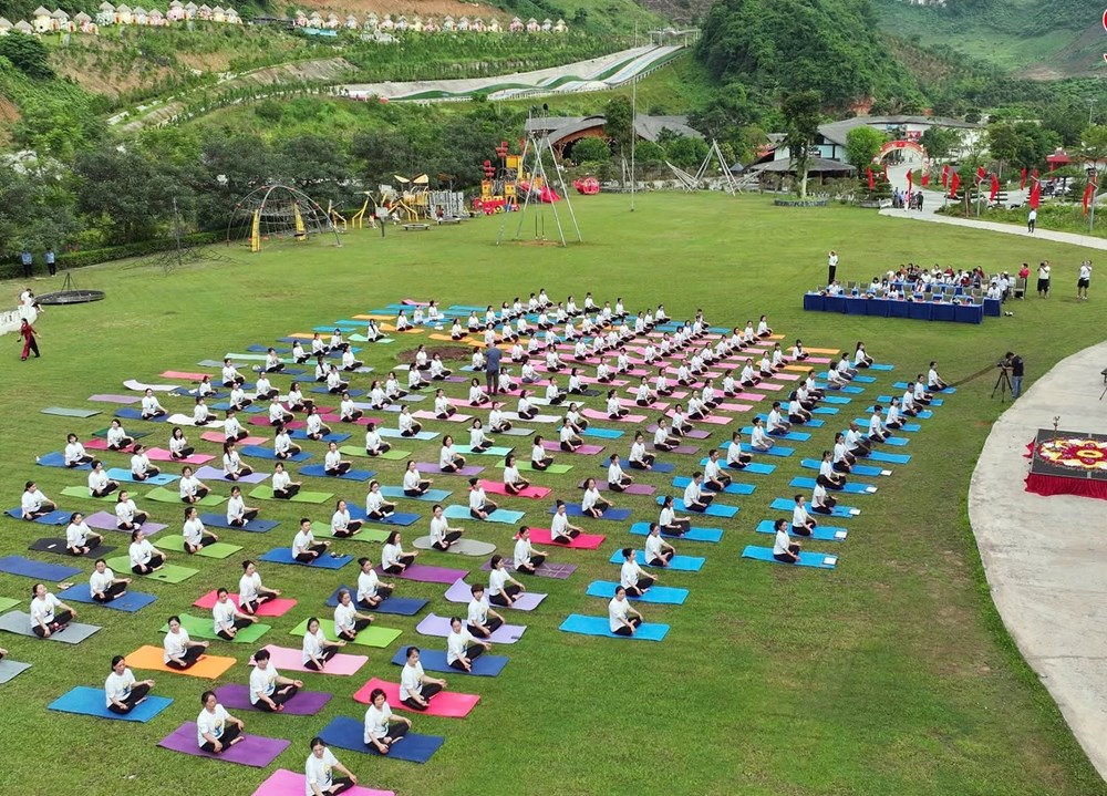 Sôi nổi hoạt động hưởng ứng Ngày Quốc tế Yoga tại cao nguyên Mộc Châu - ảnh 1