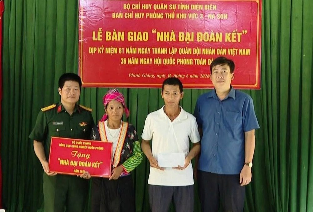 Bàn giao nhà “Đại đoàn kết” cho hộ nghèo xã vùng cao Phình Giàng - ảnh 2