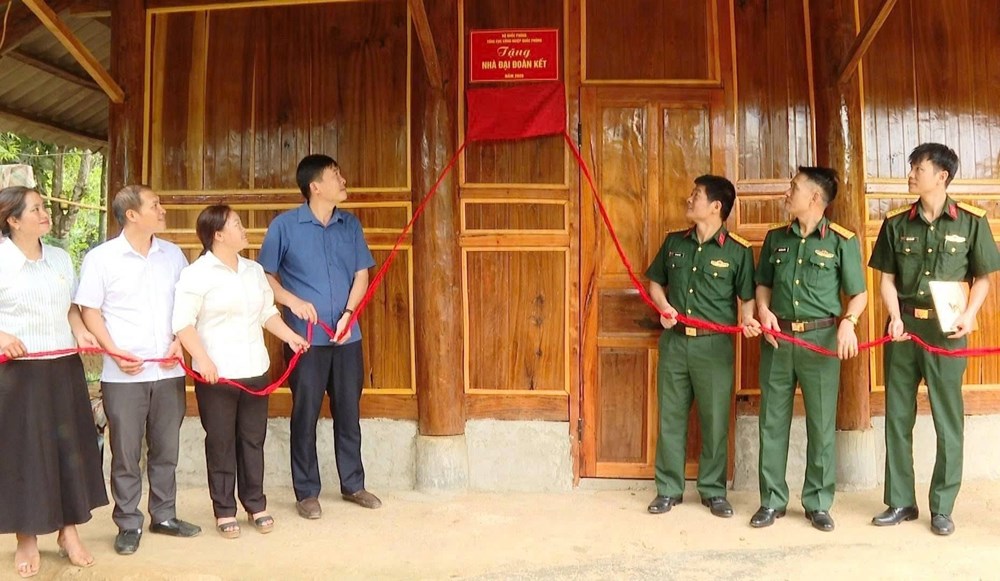 Bàn giao nhà “Đại đoàn kết” cho hộ nghèo xã vùng cao Phình Giàng - ảnh 1