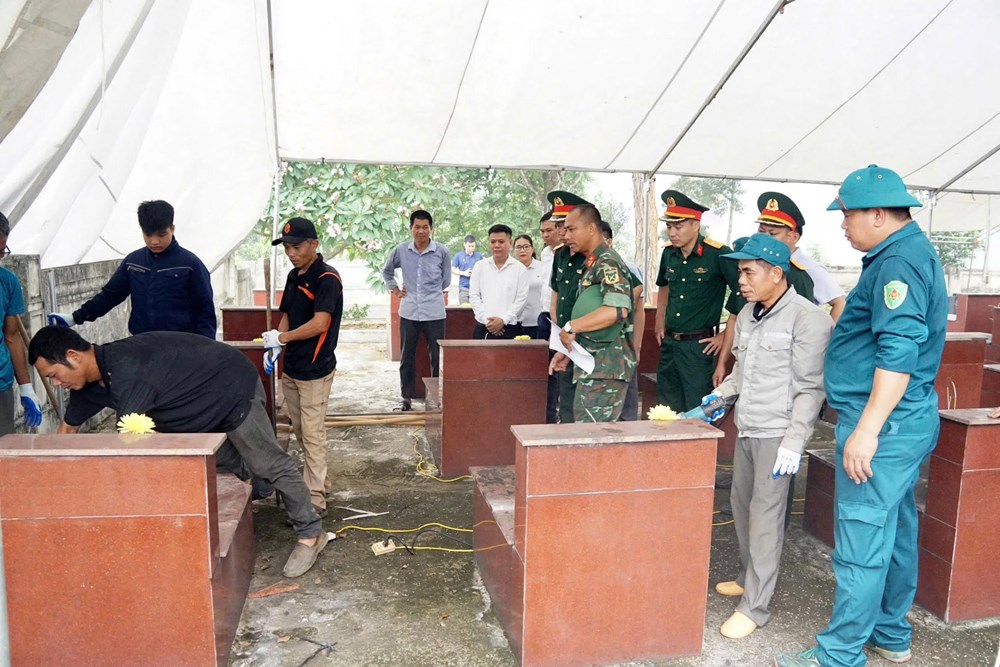 Lấy mẫu ADN hài cốt liệt sĩ chưa rõ danh tính tại Nghĩa trang Liệt sĩ xã Hưng Khánh - ảnh 1