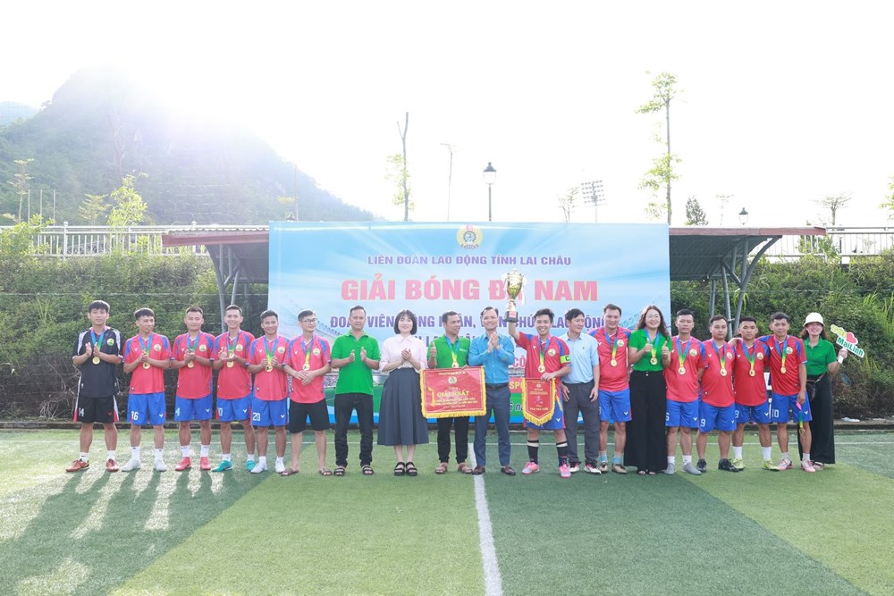  Sôi nổi Giải bóng đá nam đoàn viên, công nhân, viên chức lao động tỉnh Lai Châu 2026 - ảnh 3