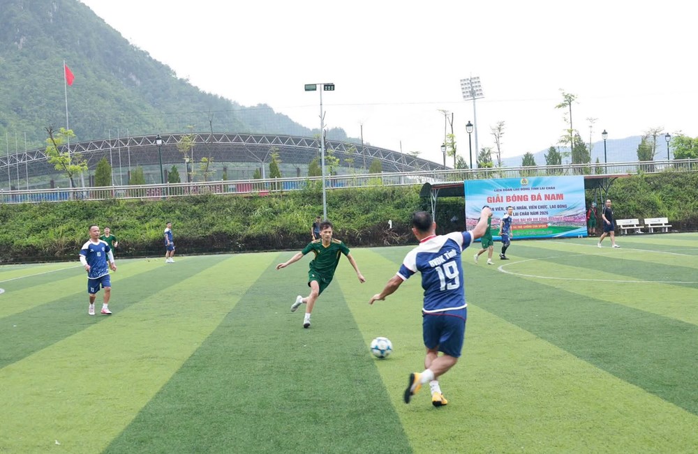 Sôi nổi Giải bóng đá nam đoàn viên, công nhân, viên chức lao động tỉnh Lai Châu 2026 - ảnh 2