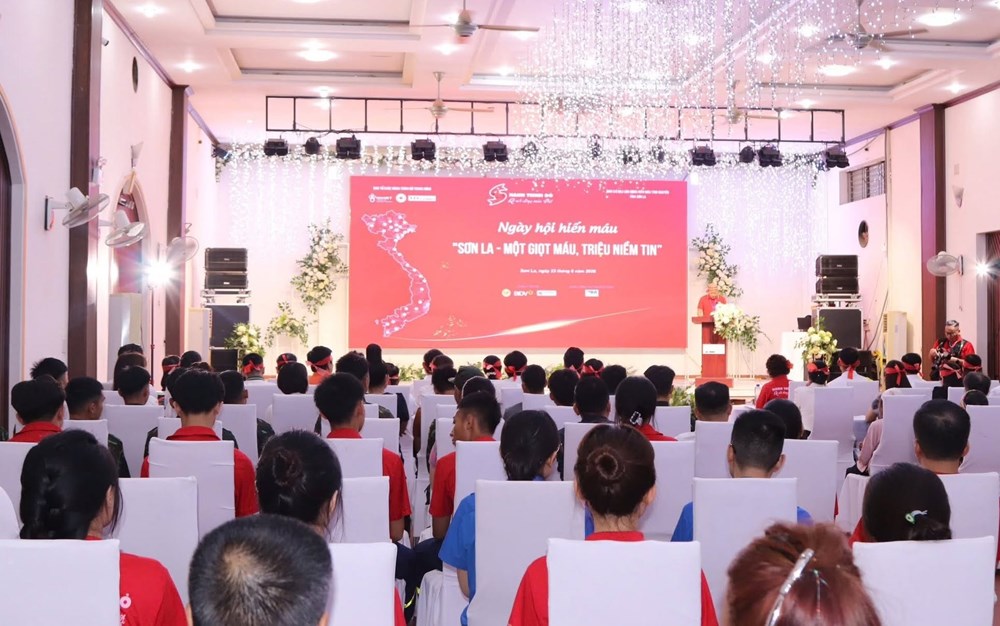 Chương trình “Hành trình Đỏ” tại Sơn La tiếp nhận hơn 1.000 đơn vị máu trong ngày đầu tiên - ảnh 1