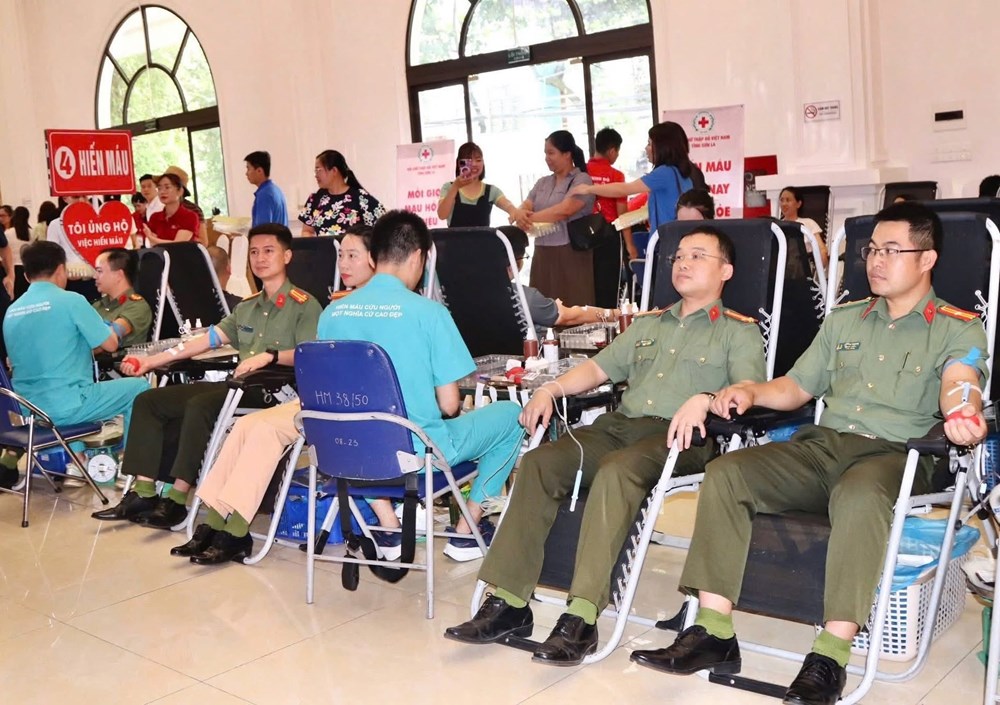 Chương trình “Hành trình Đỏ” tại Sơn La tiếp nhận hơn 1.000 đơn vị máu trong ngày đầu tiên - ảnh 2