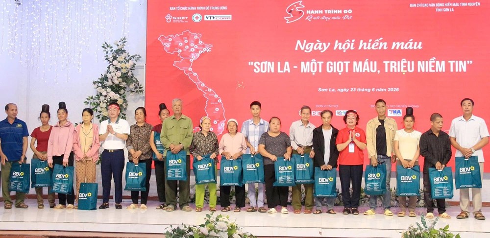 Chương trình “Hành trình Đỏ” tại Sơn La tiếp nhận hơn 1.000 đơn vị máu trong ngày đầu tiên - ảnh 4
