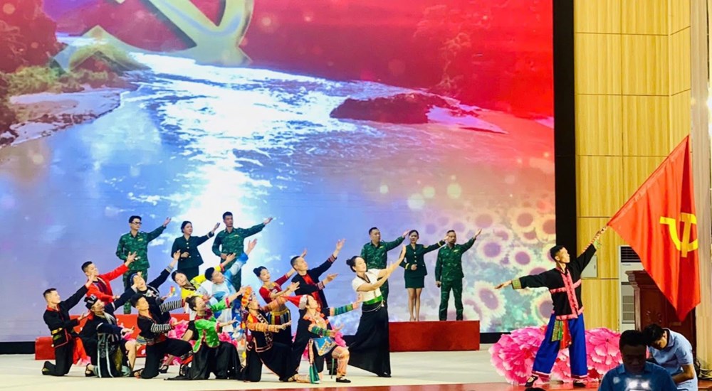 Lai Châu tôn vinh 130 trưởng bản, người có uy tín tiêu biểu - ảnh 2