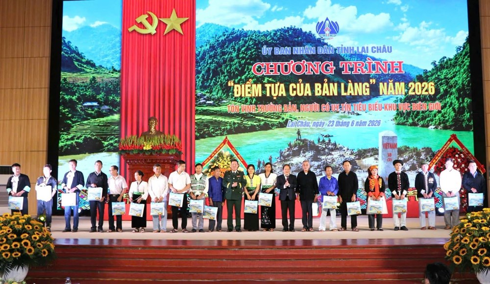 Lai Châu tôn vinh 130 trưởng bản, người có uy tín tiêu biểu - ảnh 5