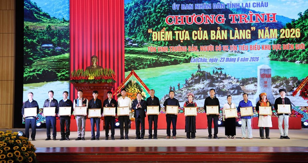 Lai Châu tôn vinh 130 trưởng bản, người có uy tín tiêu biểu - ảnh 4