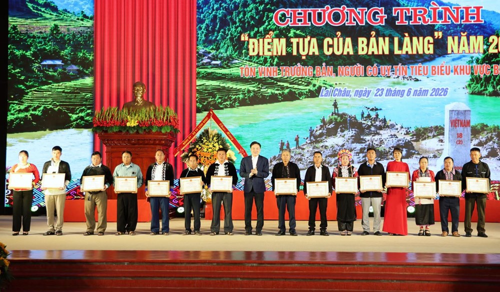 Lai Châu tôn vinh 130 trưởng bản, người có uy tín tiêu biểu - ảnh 3