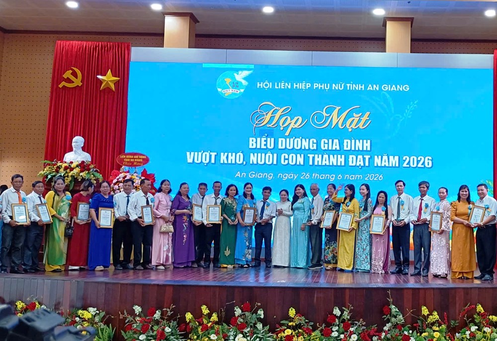 An Giang biểu dương 93 gia đình vượt khó nuôi con thành đạt  - ảnh 1