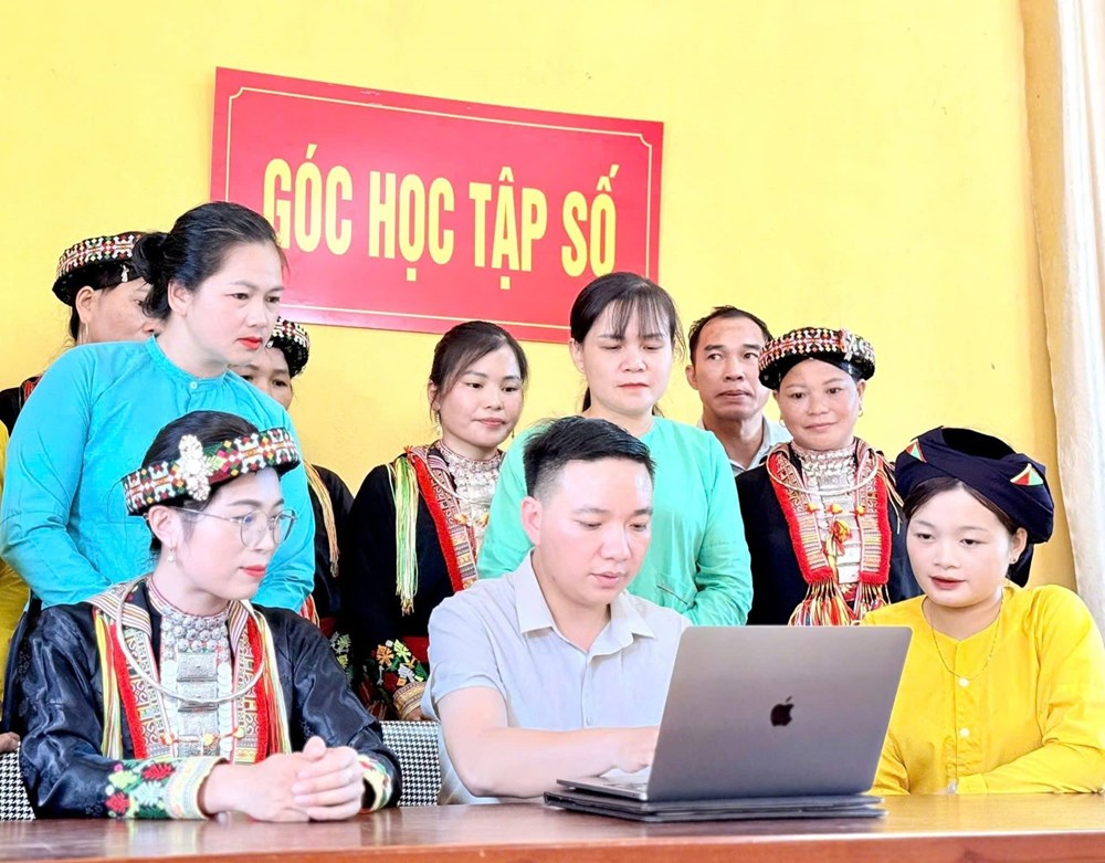 Lào Cai hướng tới mục tiêu phủ sóng kỹ năng số đến thôn, tổ dân phố - ảnh 1