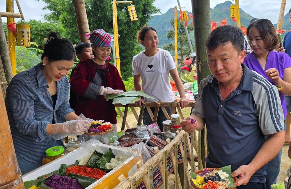 Chợ du lịch bản Lồng - “điểm hẹn” mới của du khách trên đèo Pha Đin - ảnh 5