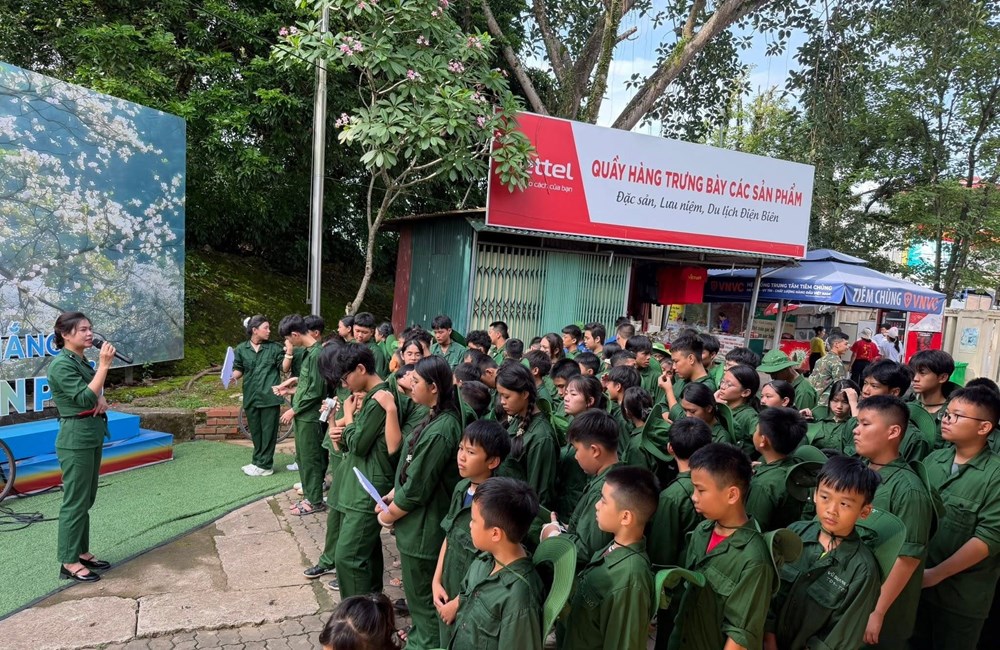 Học sinh Điện Biên hóa thân thành “chiến sĩ Điện Biên” ngay tại Đồi A1 - ảnh 2