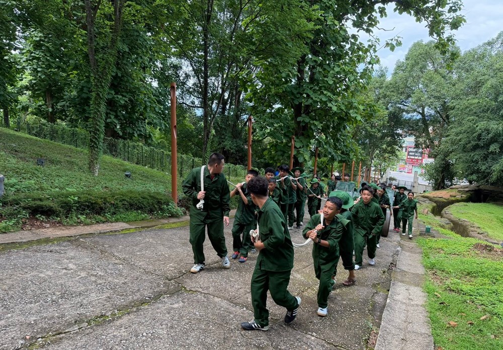 Học sinh Điện Biên hóa thân thành “chiến sĩ Điện Biên” ngay tại Đồi A1 - ảnh 5