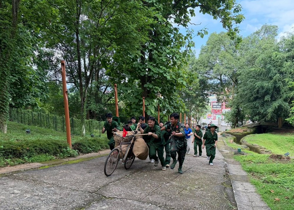 Học sinh Điện Biên hóa thân thành “chiến sĩ Điện Biên” ngay tại Đồi A1 - ảnh 4