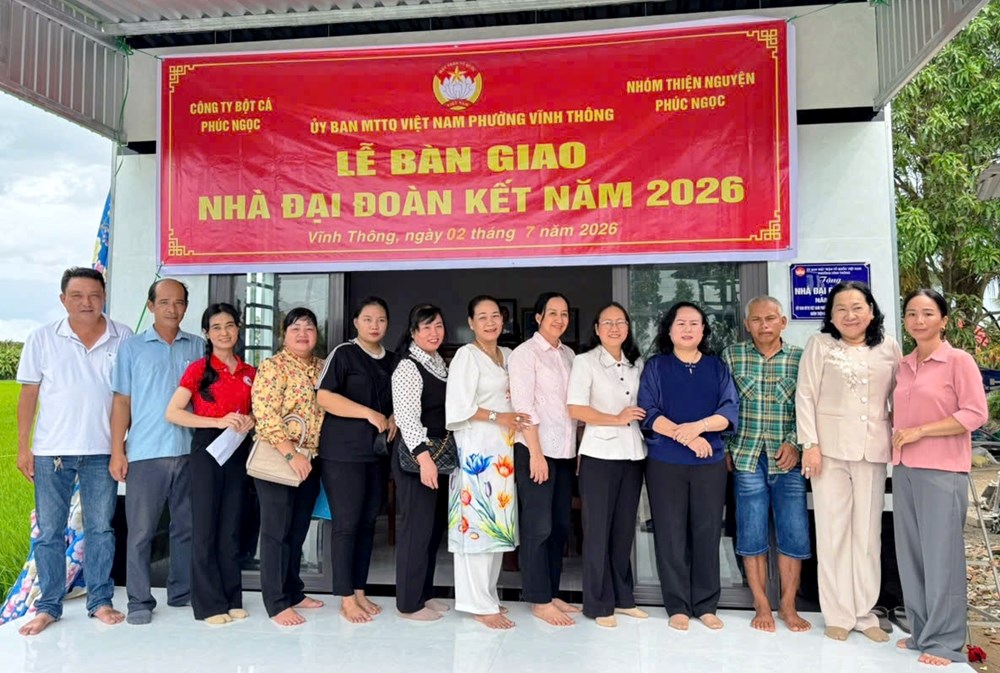 Bàn giao nhà Đại đoàn kết cho hộ có hoàn cảnh đặc biệt khó khăn - ảnh 1