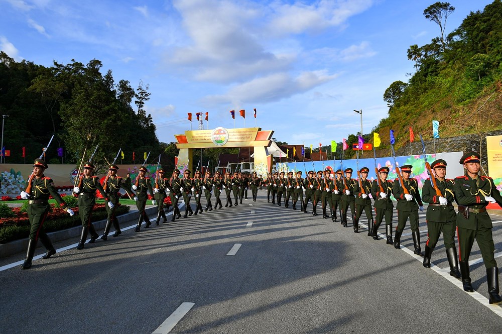 Tổng duyệt Giao lưu hữu nghị quốc phòng biên giới Việt Nam - Lào lần thứ 3 - ảnh 7