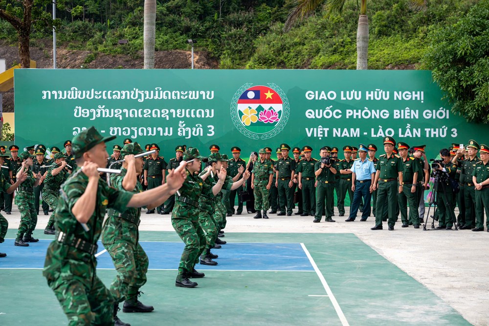 Tổng duyệt Giao lưu hữu nghị quốc phòng biên giới Việt Nam - Lào lần thứ 3 - ảnh 11
