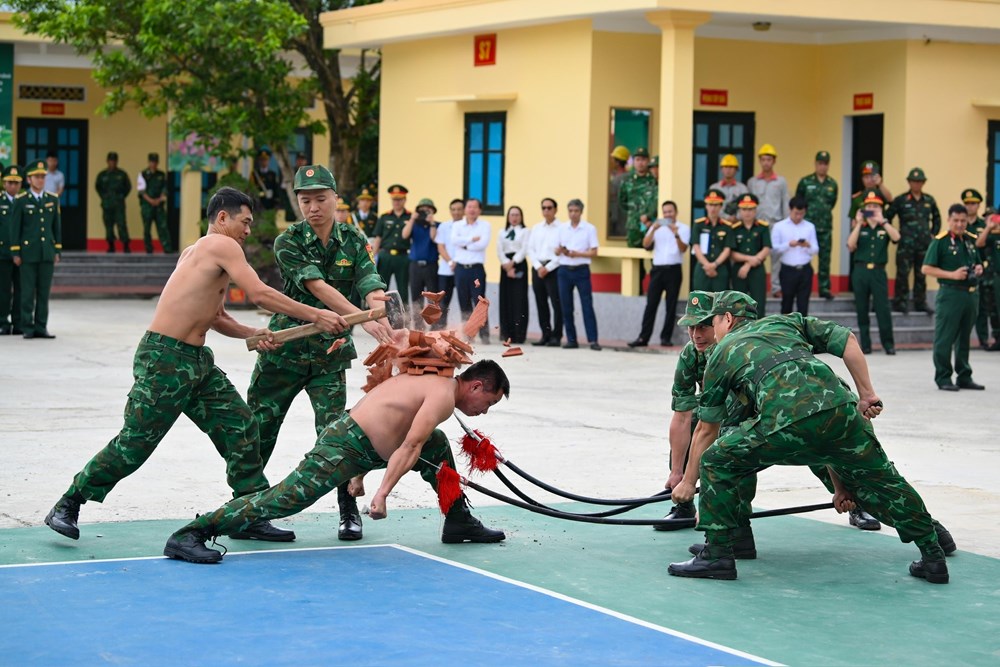 Tổng duyệt Giao lưu hữu nghị quốc phòng biên giới Việt Nam - Lào lần thứ 3 - ảnh 10