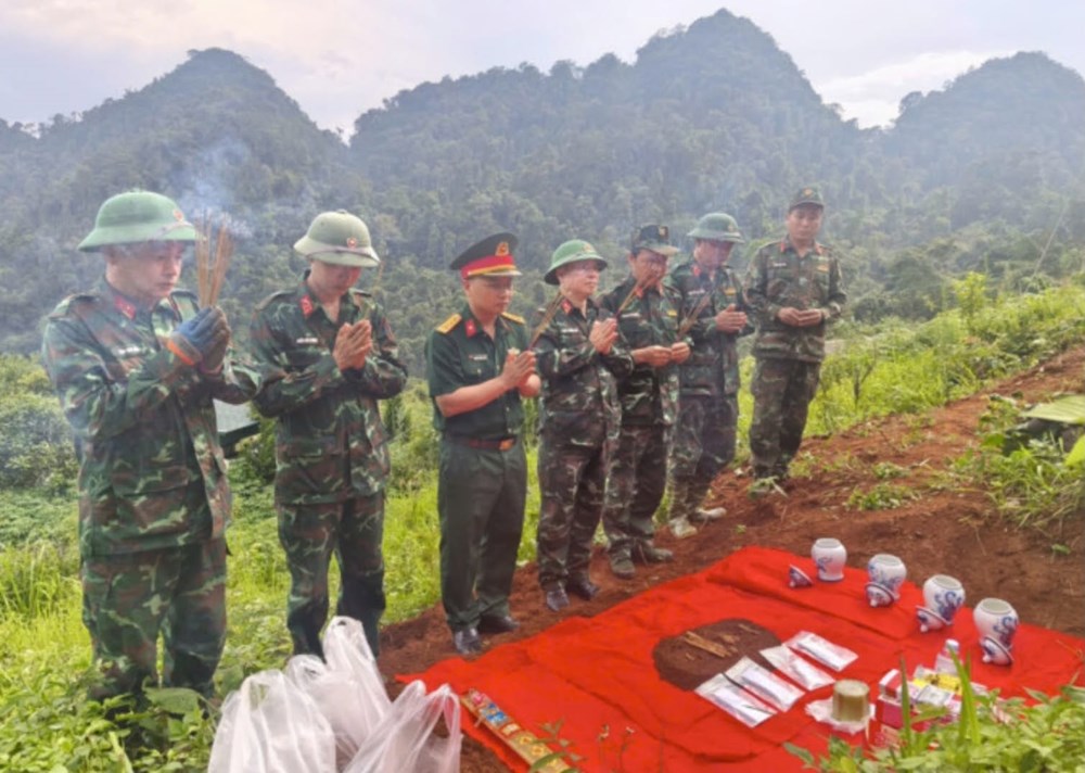  Quy tập 1 hài cốt liệt sĩ và 1 ngôi mộ tập thể tại xã biên giới Minh Tân - ảnh 1