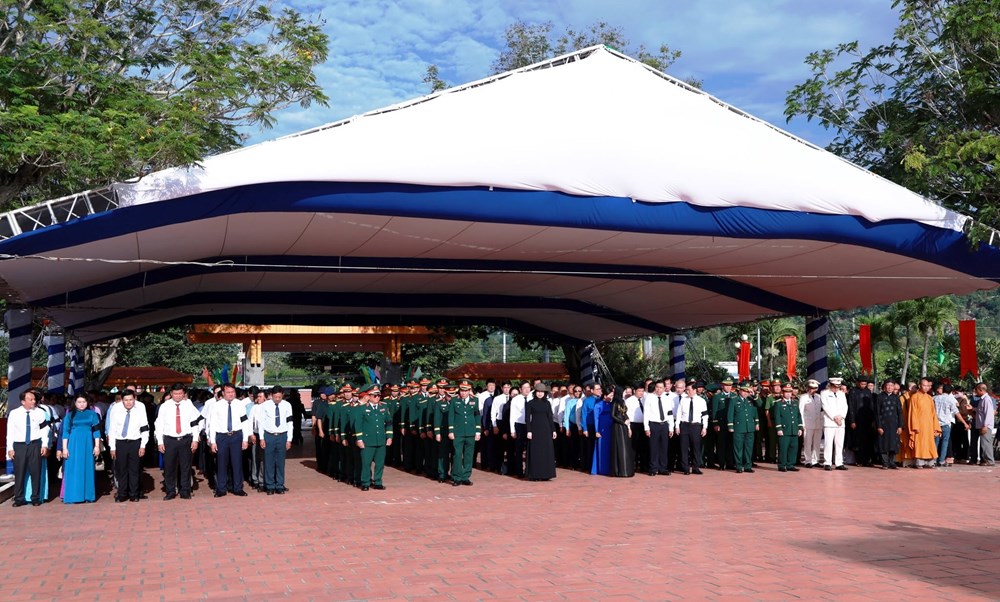 Phó Chủ tịch nước dự Lễ truy điệu và an táng 235 hài cốt liệt sĩ là quân tình nguyện, chuyên gia Việt Nam - ảnh 3