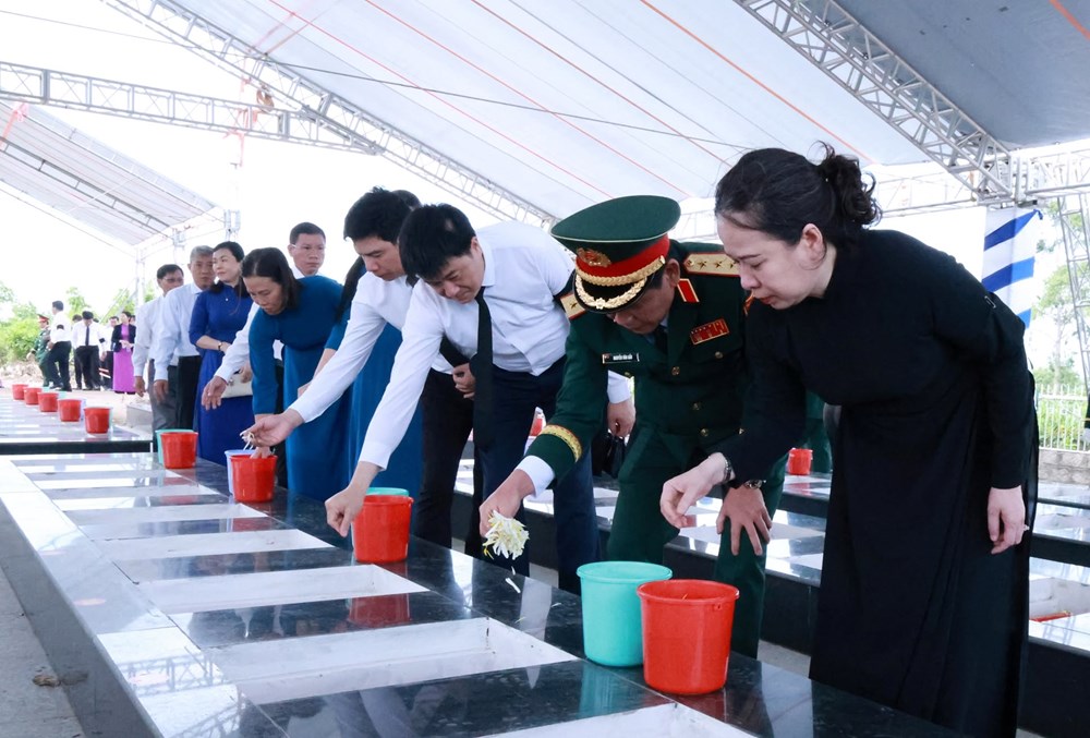 Phó Chủ tịch nước dự Lễ truy điệu và an táng 235 hài cốt liệt sĩ là quân tình nguyện, chuyên gia Việt Nam - ảnh 4