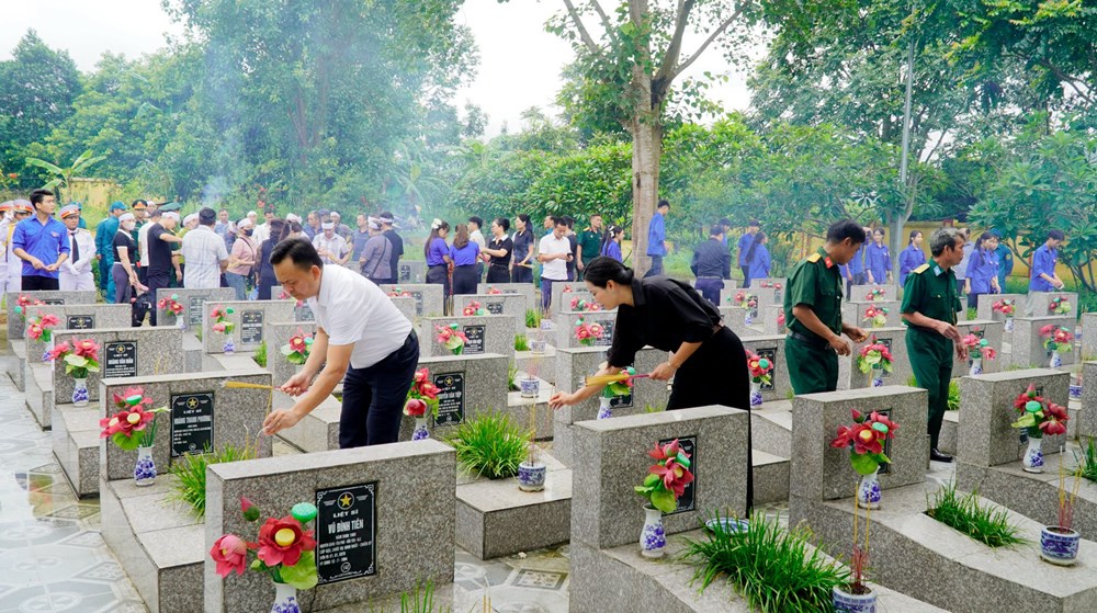 Đón nhận và an táng hài cốt liệt sĩ Nguyễn Tiến Dũng tại Nghĩa trang Liệt sĩ Văn Yên - ảnh 4