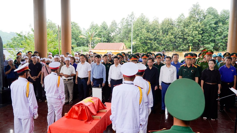 Đón nhận và an táng hài cốt liệt sĩ Nguyễn Tiến Dũng tại Nghĩa trang Liệt sĩ Văn Yên - ảnh 3