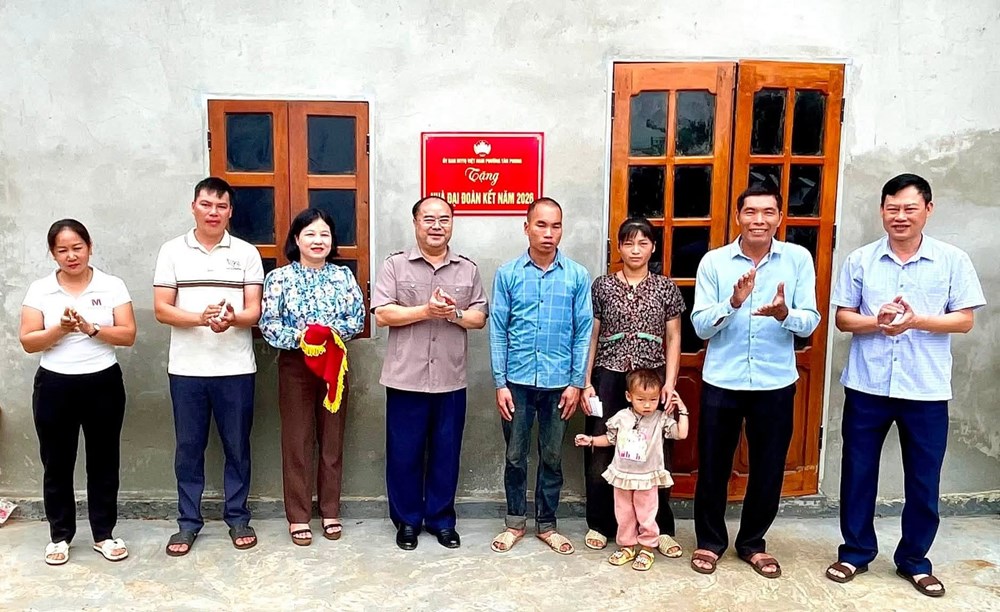 Lai Châu: Bàn giao nhà “Đại đoàn kết” cho hộ nghèo phường Tân Phong - ảnh 1