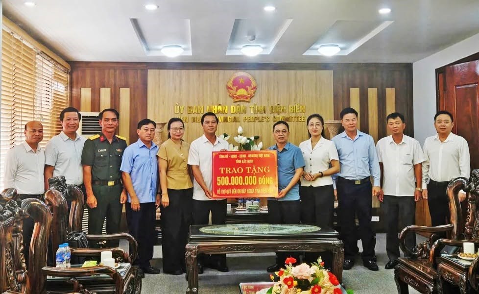 Bắc Ninh trao tặng 500 triệu đồng ủng hộ Quỹ Đền ơn đáp nghĩa tỉnh Điện Biên - ảnh 1