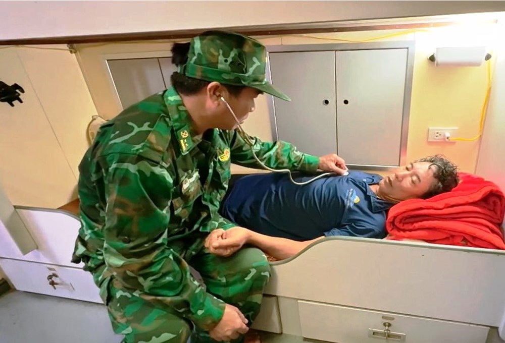 Các lực lượng tham gia phối hợp cứu du khách gặp nạn vụ lật ca nô ở Phú Quốc - ảnh 3