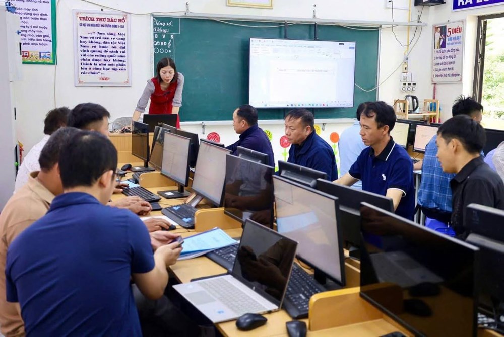 Tuyên Quang: Cán bộ thôn, bản là “hạt nhân” chuyển đổi số ở cơ sở - ảnh 1