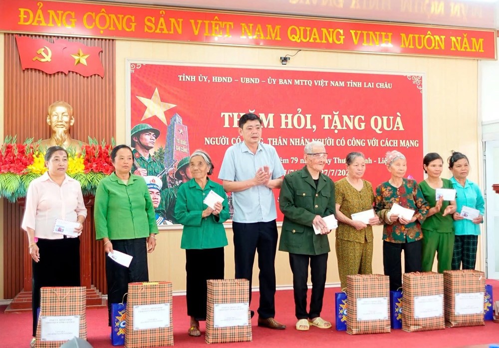 Thăm hỏi, tặng quà các gia đình người có công tại xã vùng cao Sin Suối Hồ - ảnh 2