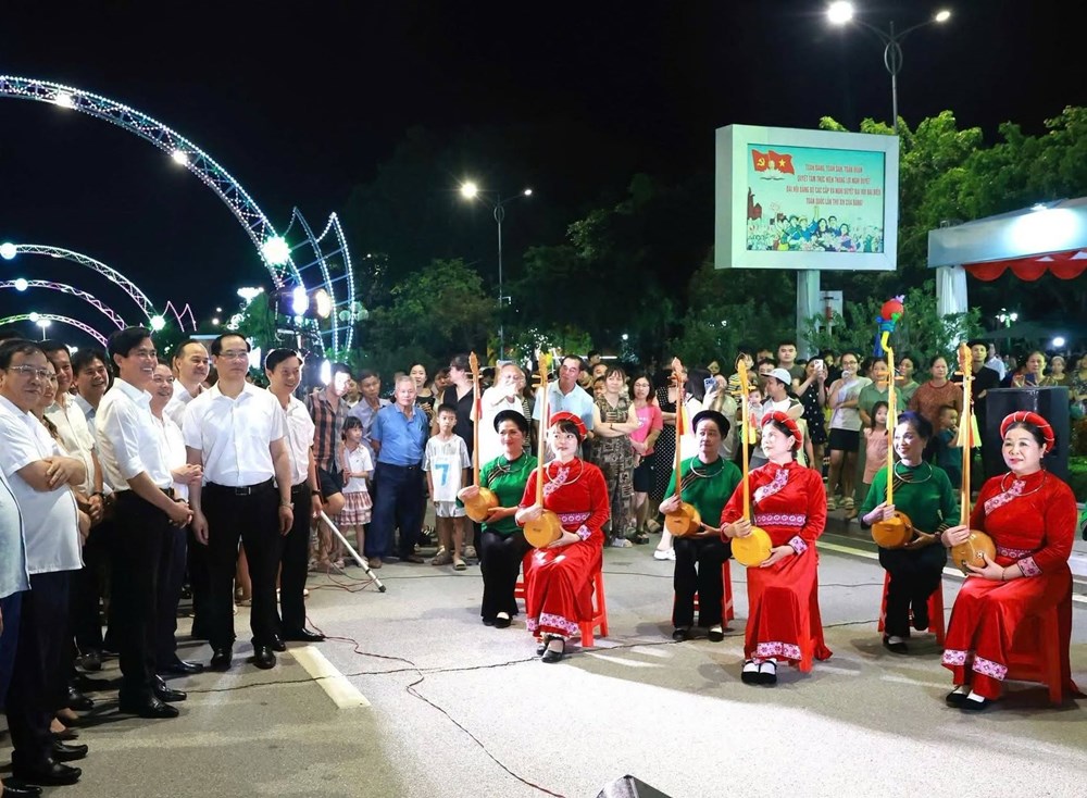 Phố đi bộ Hùng Vương: “Điểm hẹn” rộn ràng sắc màu văn hóa xứ Lạng - ảnh 2