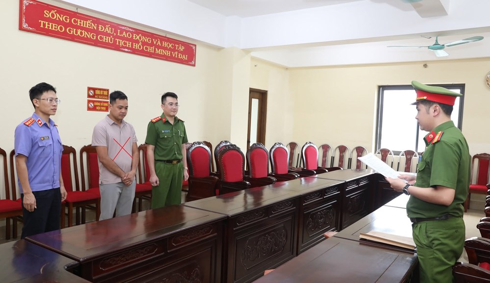 Khởi tố đối tượng sản xuất, kinh doanh hàng hoá giả mạo nhãn hiệu thời trang - ảnh 1