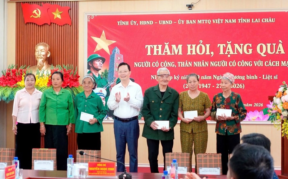 Thăm hỏi, tặng quà các gia đình người có công tại xã vùng cao Sin Suối Hồ - ảnh 1