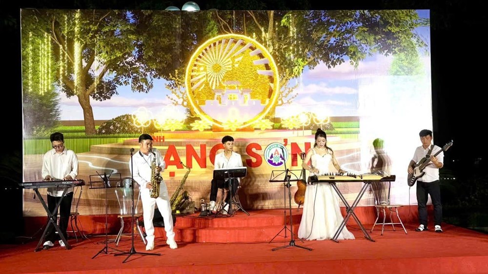 Phố đi bộ Hùng Vương: “Điểm hẹn” rộn ràng sắc màu văn hóa xứ Lạng - ảnh 6