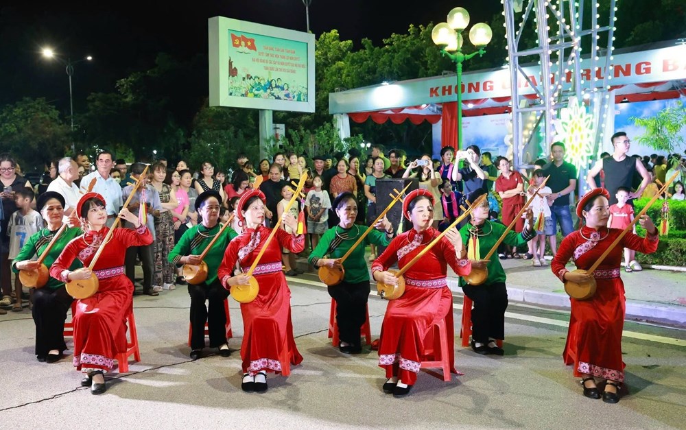 Phố đi bộ Hùng Vương: “Điểm hẹn” rộn ràng sắc màu văn hóa xứ Lạng - ảnh 4