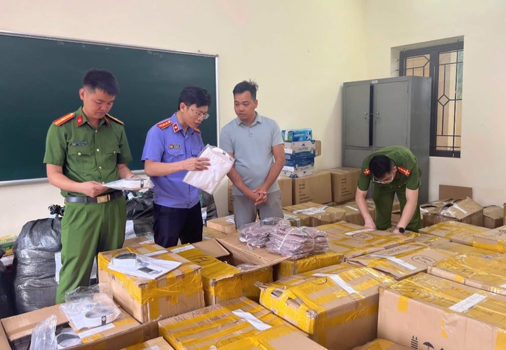 Khởi tố đối tượng sản xuất, kinh doanh hàng hoá giả mạo nhãn hiệu thời trang - ảnh 2