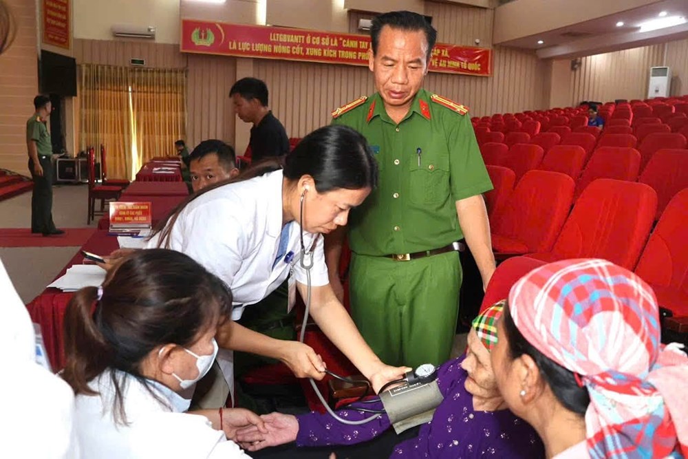Lào Cai: Cán bộ, chiến sĩ Công an xã Văn Bàn tận tình hỗ trợ thân nhân liệt sĩ lấy mẫu ADN - ảnh 7