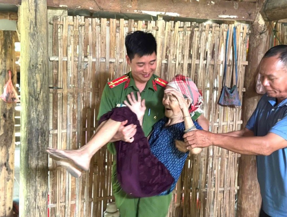 Lào Cai: Cán bộ, chiến sĩ Công an xã Văn Bàn tận tình hỗ trợ thân nhân liệt sĩ lấy mẫu ADN - ảnh 8
