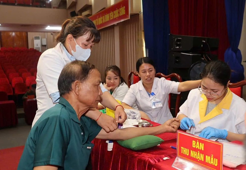 Lào Cai: Cán bộ, chiến sĩ Công an xã Văn Bàn tận tình hỗ trợ thân nhân liệt sĩ lấy mẫu ADN - ảnh 5