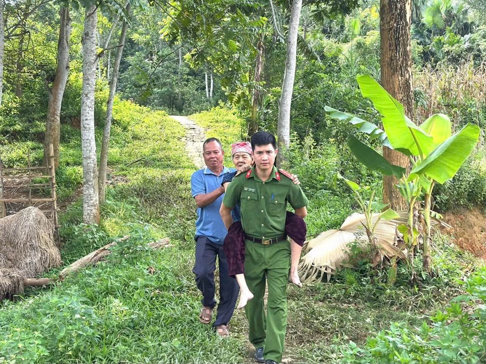 Lào Cai: Cán bộ, chiến sĩ Công an xã Văn Bàn tận tình hỗ trợ thân nhân liệt sĩ lấy mẫu ADN - ảnh 1