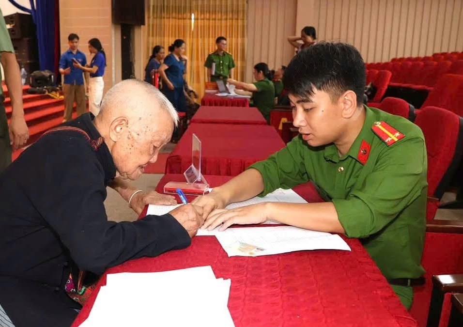 Lào Cai: Cán bộ, chiến sĩ Công an xã Văn Bàn tận tình hỗ trợ thân nhân liệt sĩ lấy mẫu ADN - ảnh 6