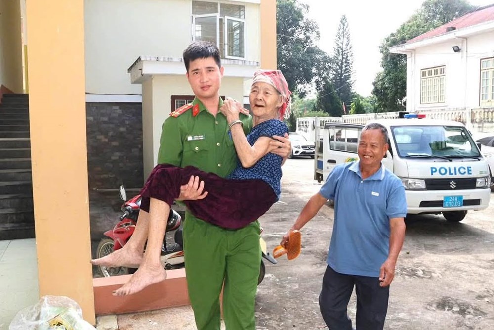 Lào Cai: Cán bộ, chiến sĩ Công an xã Văn Bàn tận tình hỗ trợ thân nhân liệt sĩ lấy mẫu ADN - ảnh 2