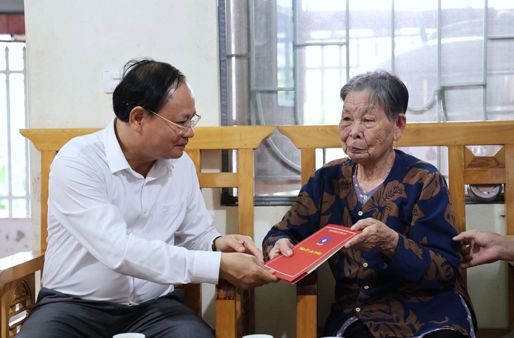Bí thư Tỉnh ủy Lai Châu thăm hỏi, tặng quà người có công, thân nhân liệt sĩ - ảnh 1