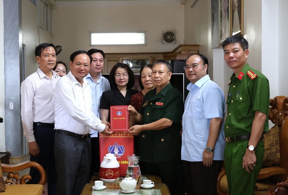 Bí thư Tỉnh ủy Lai Châu thăm hỏi, tặng quà người có công, thân nhân liệt sĩ - ảnh 2